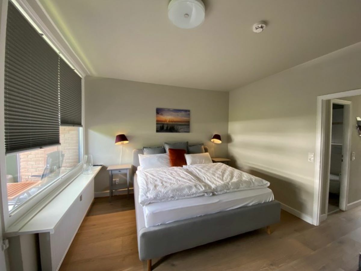 großes Doppelbett 180x200cm