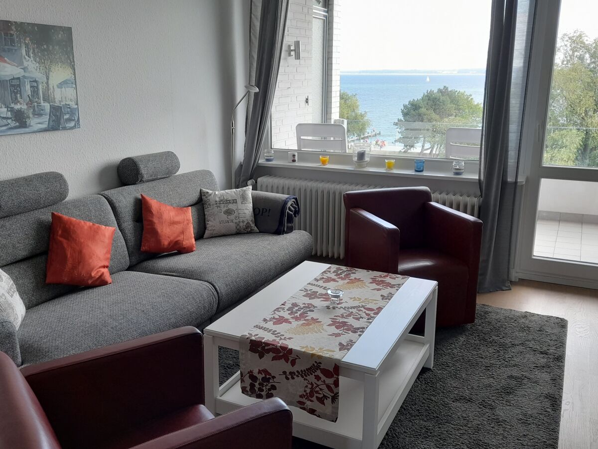 großes Sofa am Panoramfenster