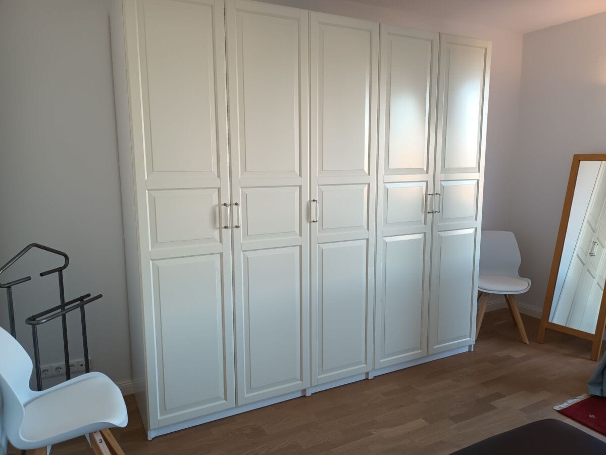 großer Kleiderschrank
