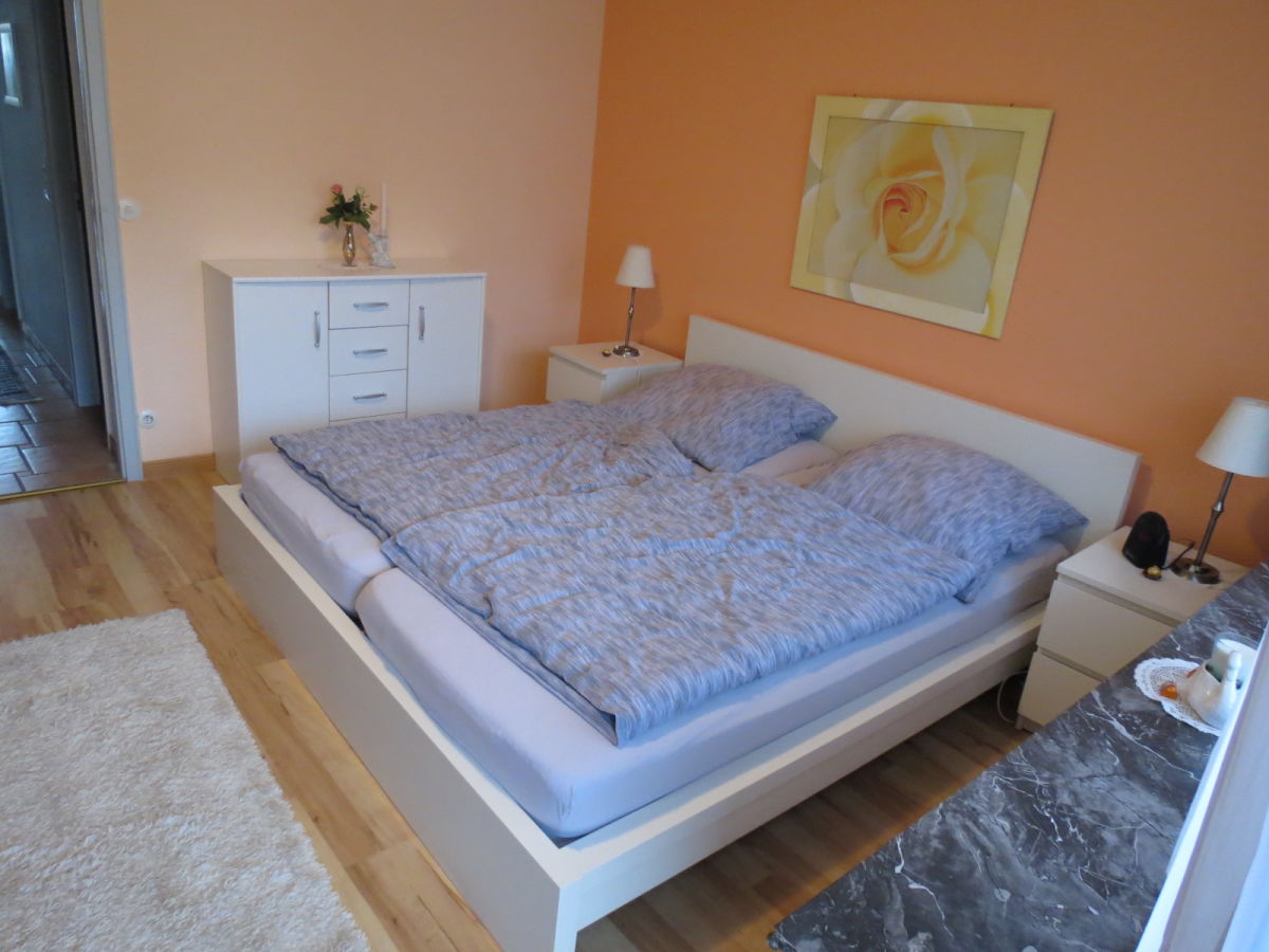 Schlafzimmer mit großem Doppelbett