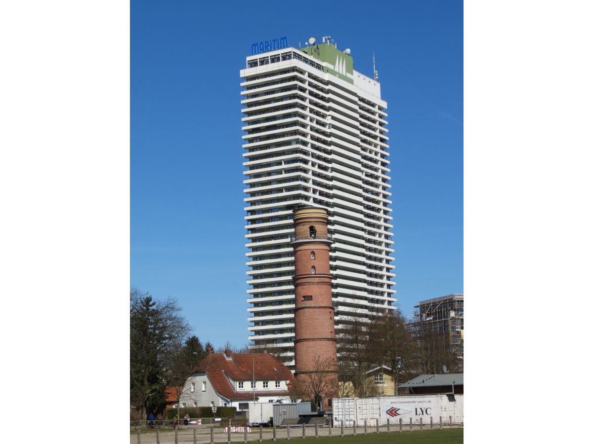 Alter Leuchtturm vor dem neuen Leuchtfeuer(Maritim)