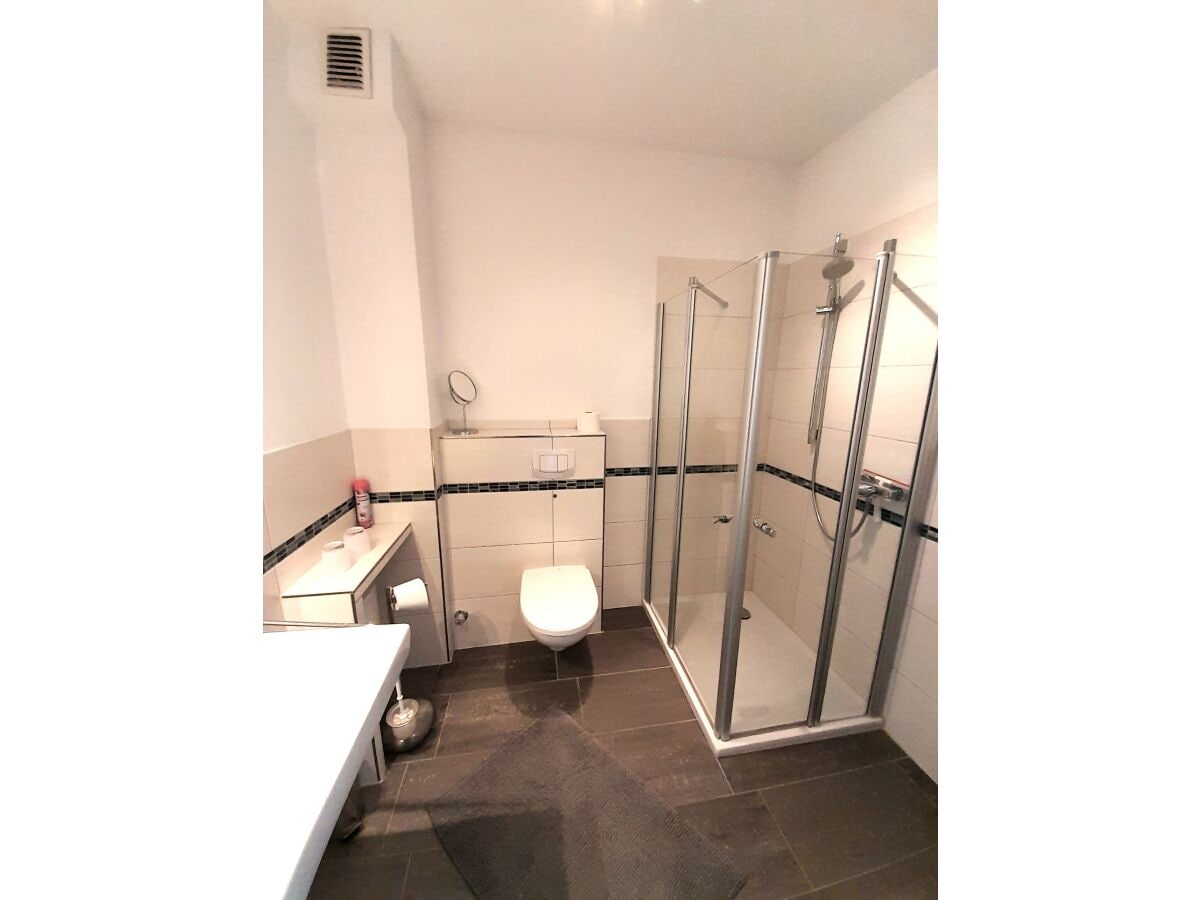 modernes Bad mit flachem Duscheinstieg