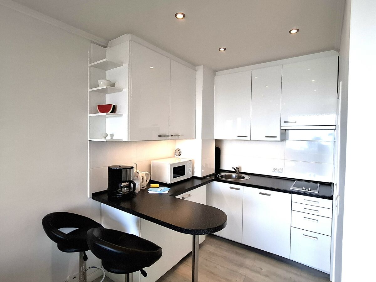 offene Einbauküche mit Tresen