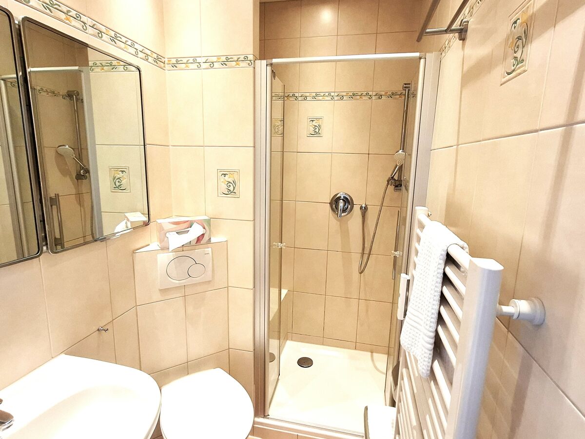 Badezimmer mit Dusche